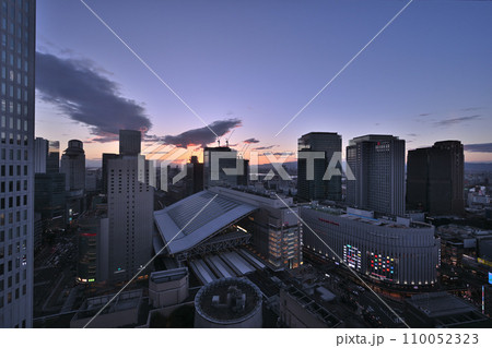ビルの谷間から見る夕焼け ビルの谷間から見る夕焼け 110052323