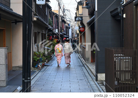 祇園の雰囲気漂う京都市東山の西花見小路 祇園の雰囲気漂う京都市東山の西花見小路 110052324