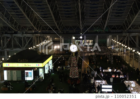 大阪駅　JR大阪駅　大阪環状線　時空の広場　クリスマス　クリスマスイルミネーション　12月 110052351