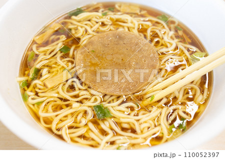 美味しい醤油味のカップラーメン 110052397
