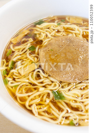 美味しい醤油味のカップラーメン 110052399
