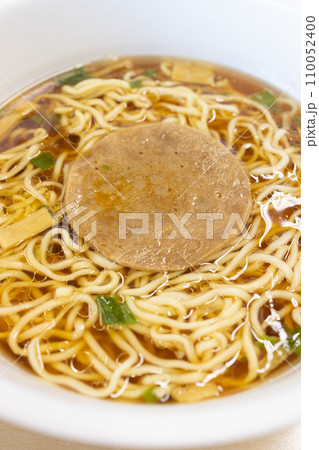 美味しい醤油味のカップラーメン 110052400