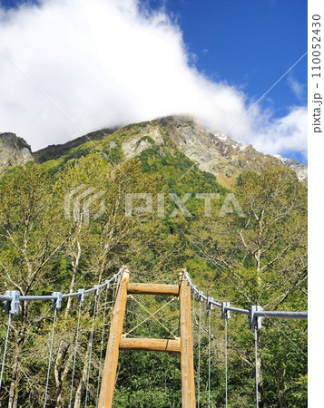 上高地　明神橋と明神岳　10月 110052430