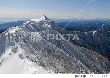 剣ヶ峰山から武尊山に向かう登山道から見た冬の剣ヶ峰山 剣ヶ峰山から武尊山に向かう登山道から見た冬の剣ヶ峰山 110052443