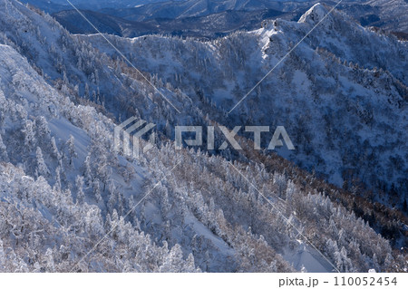 冬の剣ヶ峰山の山肌 110052454