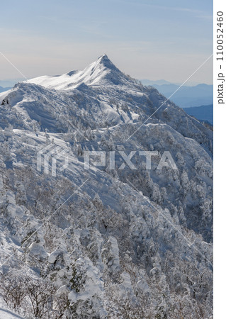 剣ヶ峰山から武尊山に向かう登山道から見た冬の剣ヶ峰山 剣ヶ峰山から武尊山に向かう登山道から見た冬の剣ヶ峰山 110052460