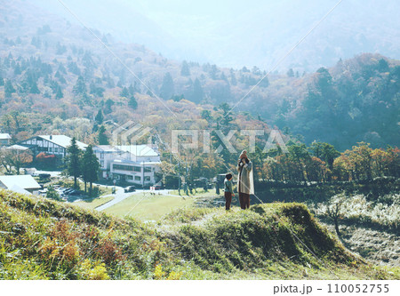 紅葉した山と田舎の風景 110052755