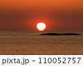 水平線に沈む夕日 110052757