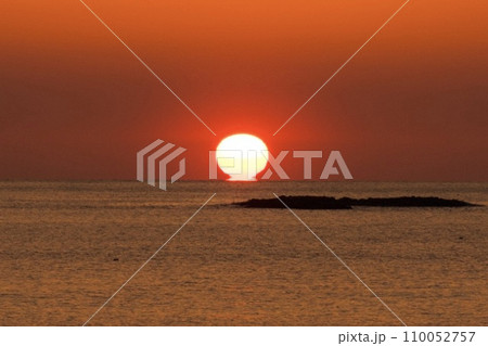 水平線に沈む夕日 110052757