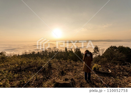 朝日と雲海を眺める少女 110052758