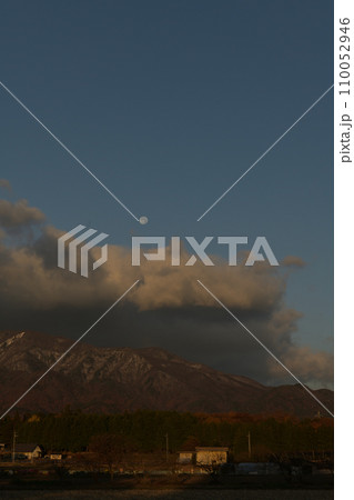 南アルプスの山並みに沈む月齢14.7十六夜の月 110052946