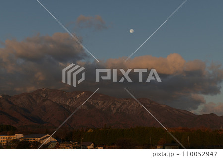 南アルプスの山並みに沈む月齢14.7十六夜の月 110052947