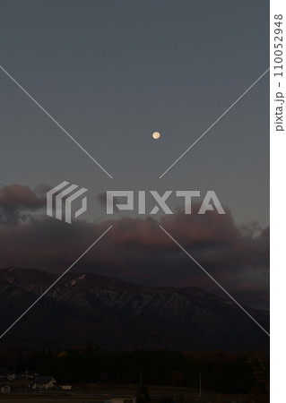 南アルプスの山並みに沈む月齢14.7十六夜の月 110052948