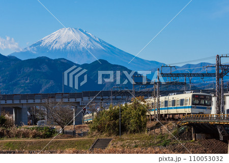 富士山をバックに走る小田急線電車 110053032