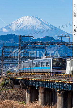 富士山をバックに走る小田急線電車 110053033