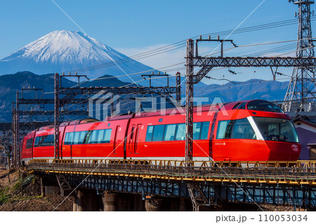 富士山をバックに走る小田急GSE 110053034