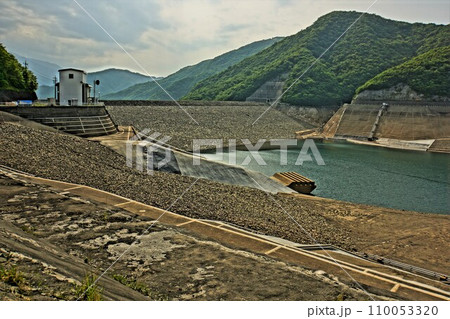 栗山ダムの堤体とダム湖 栗山ダムの堤体とダム湖 110053320