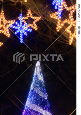 クリスマスツリーのイルミネーションが輝くイルミネーション 110053788
