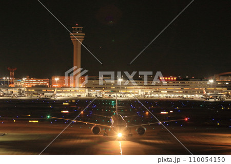 夜の羽田空港　スポットに向かう旅客機　国際線の到着 110054150