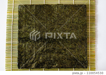 巻きすの上の海苔 110054530