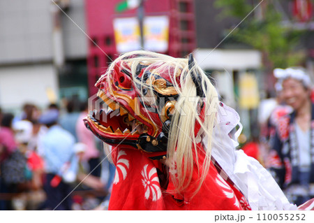祭りで踊る獅子舞 祭りで踊る獅子舞 110055252