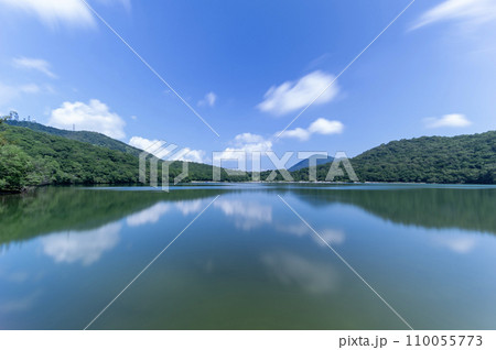 夏の空が映る赤城小沼の湖面 110055773