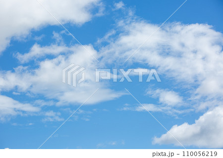 8月の青空と雲 8月の青空と雲 110056219
