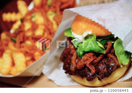 ハンバーガーとフライドポテト 110056445