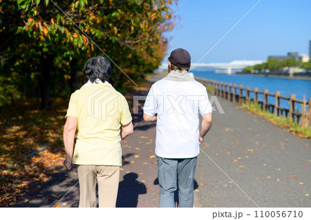健康のためにウォーキングするアクティブシニアの男女夫婦　ダイエット　運動　健康習慣　散歩 110056710