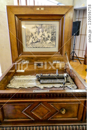 あらえびす記念館の100年前の手回しオルゴール 110056758