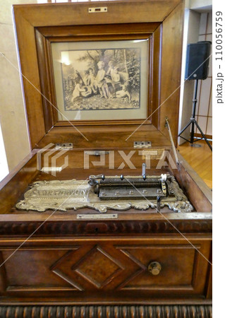 あらえびす記念館の100年前の手回しオルゴール あらえびす記念館の100年前の手回しオルゴール 110056759