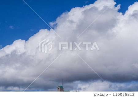 青空と低い雲と小さな蒼い屋根の家 青空と低い雲と小さな蒼い屋根の家 110056812