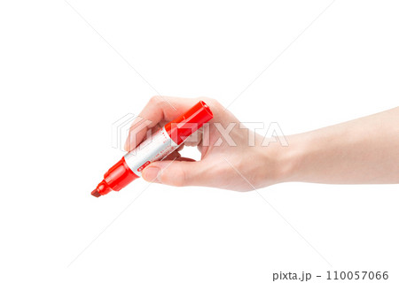 赤マーカーペンを持つ手(白背景) 赤マーカーペンを持つ手(白背景) 110057066