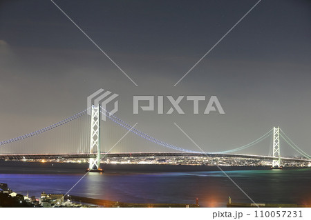 ライトアップされた明石海峡大橋 ライトアップされた明石海峡大橋 110057231