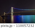 ライトアップされた明石海峡大橋 110057232