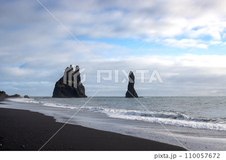 Atlantic ocean in Reynisfjara, south Iceland 110057672