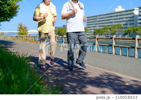 健康のためにウォーキングするアクティブシニアの男女夫婦　ダイエット　運動　健康習慣　散歩 110058033