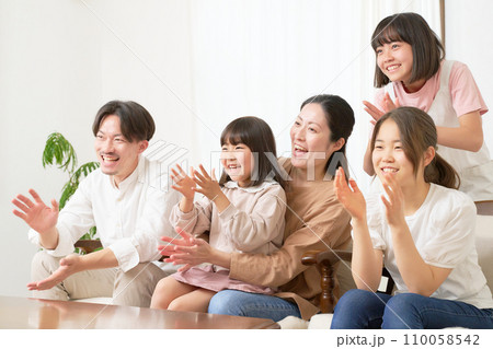 同じ方向を見ながら笑顔で拍手をする5人家族 110058542