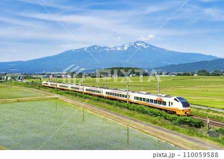 初夏の鳥海山と羽越線を走る特急いなほ　山形県酒田市 110059588