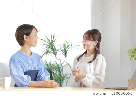 1on1_部下の話しを聴く女性管理職_オフィスカジュアル_1 1on1_部下の話しを聴く女性管理職_オフィスカジュアル_1 110060050