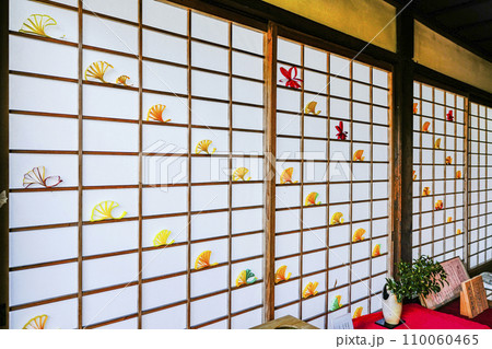 京都・山科 随心院(ずいしんいん)の障子の貼り絵 京都・山科 随心院(ずいしんいん)の障子の貼り絵 110060465