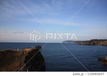 冬の夕暮れ時の関野鼻海岸（日本 石川県羽咋郡志賀町） 110060697