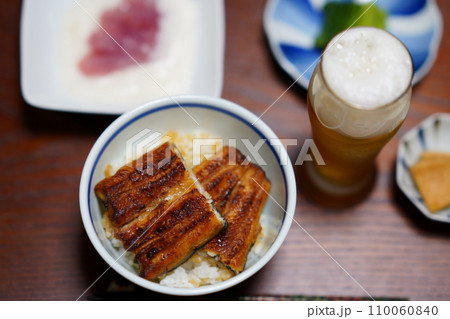 小盛のうな丼とビール　家庭料理 110060840
