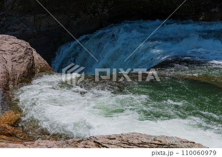 群馬県沼田市の春 新緑の吹割渓谷 鱒飛の滝 群馬県沼田市の春 新緑の吹割渓谷 鱒飛の滝 110060979