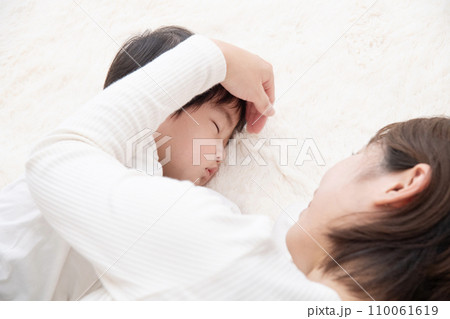 母子 添い寝 母子 添い寝 110061619