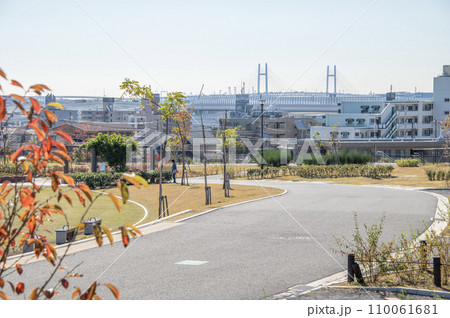 鶴見花月公園と横浜ベイブリッジ 神奈川県横浜市 鶴見花月公園と横浜ベイブリッジ 神奈川県横浜市 110061681