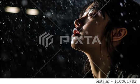 大雨の中で号泣する女性（泣く・悲しい・辛い） 110061782