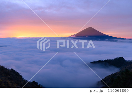 雲の上で御来光の光を浴びる富士山の絶景 110061890