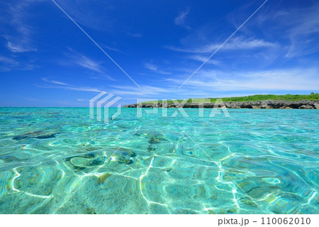 沖縄県新城島(パナリ) 南側から見る新城島と青い海と空 沖縄県新城島(パナリ) 南側から見る新城島と青い海と空 110062010