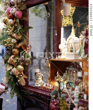街角のショーウインドー クリスマス飾り 縦長構図 街角のショーウインドー クリスマス飾り 縦長構図 110062024